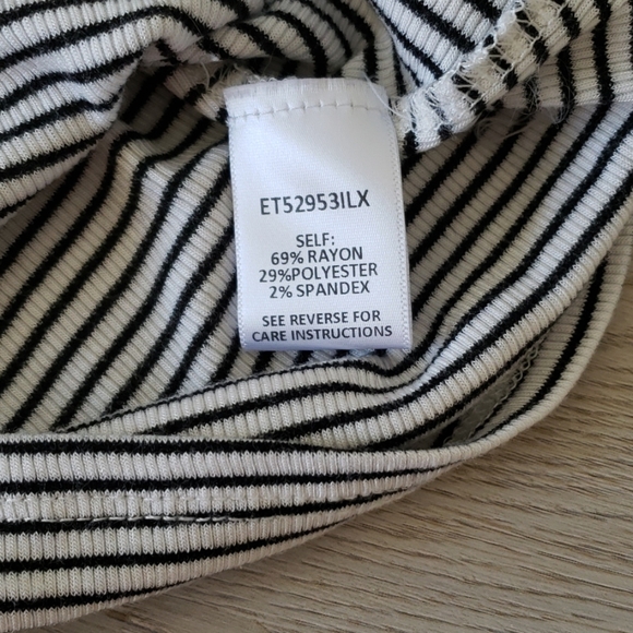 En Crème Off-Shoulder Quarter Sleeve - Picture 4 of 5